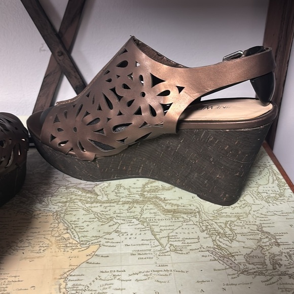 Nine West Dark Bronze Floral Sandals - Picture 8 of 8